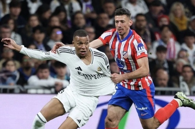 Kylian Mbappe (trái) bị các cầu thủ của Atletico chăm sóc rất kỹ