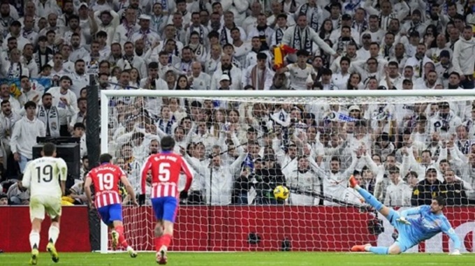 Real Madrid bị thủng lưới trước ở trận derby Madrid, sau cú sút penalty thành công của Julian Alvarez