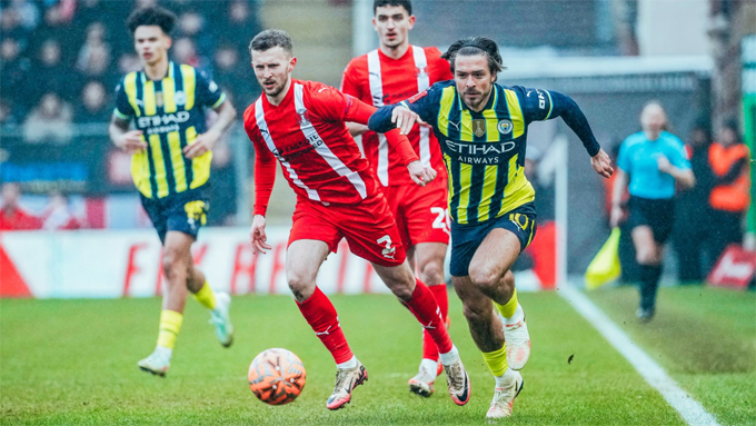 Grealish đi bóng trong trận Man City thắng Leyton Orient 2-1 ở vòng bốn Cup FA