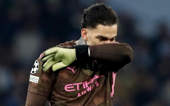 Ederson bị xem là tội đồ của Man City