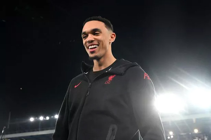 Alexander-Arnold chỉ vào sân từ ghế dự bị ở trận gặp Everton