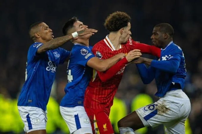 Căng thẳng xảy ra ở cuối trận Everton vs Liverpool