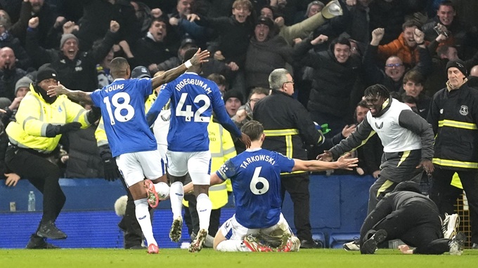 Các cầu thủ Everton phát điên với bàn thắng gỡ hòa 2-2