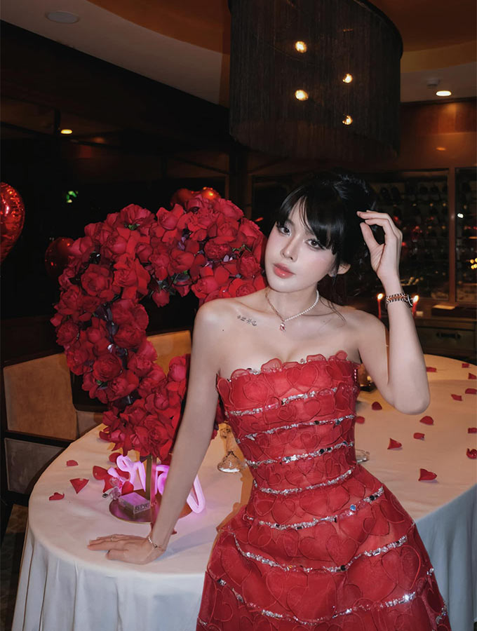 Bạn gái Văn Thanh diện váy sexy khoe vẻ quyến rũ đêm Valentine