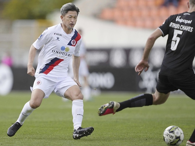 Kazuyoshi Miura (trái) vẫn đang chơi bóng đá chuyên nghiệp ở tuổi... 57