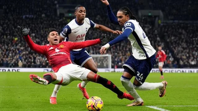 Casemiro thi đấu thất vọng trước Tottenham, trận đá chính đầu tiên của anh kể từ ngày 28/12/2024