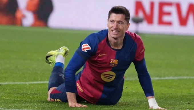 Robert Lewandowski năm nay đã 36 tuổi và Barca cần sớm có phương án thay thế