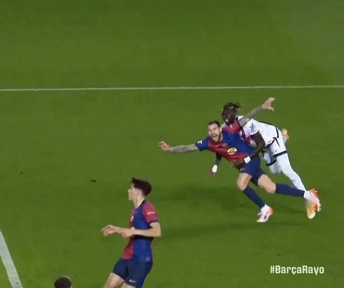 Tình huống dẫn đến quả penalty của Barca