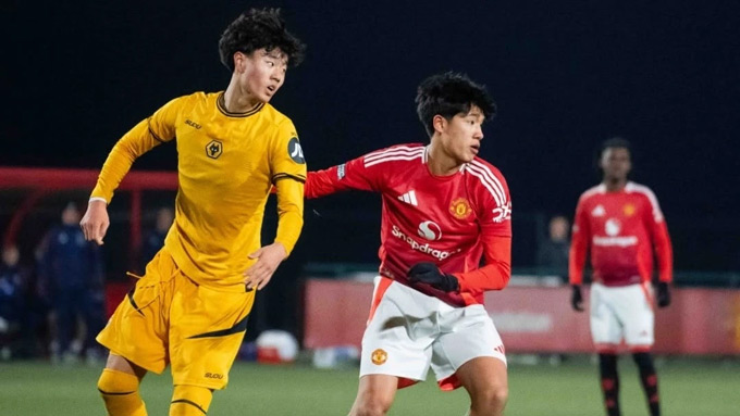 Shah (phải) ở trận đấu với U18 Wolves