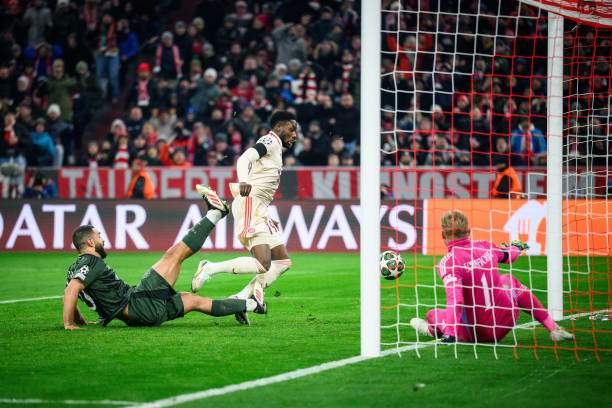 Bàn thắng quan trọng của Davies đưa Bayern vào vòng 1/8 Champions League