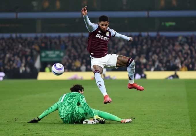 Rashford có lần đầu đá chính cho Aston Villa