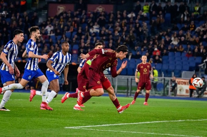 Dybala xỉa bóng tinh tế gỡ hòa 1-1 cho Roma trước Porto