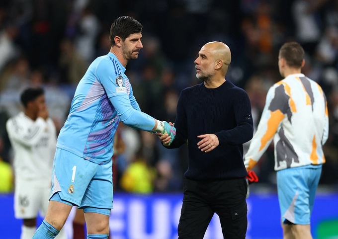 Pep cay đắng bắt tay cầu thủ Real Madrid= sau khi đội nhà bị loại khỏi Champions League