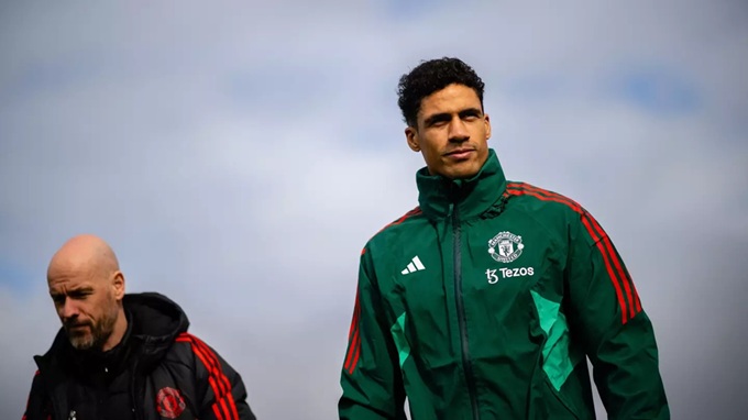 Varane ngạc nhiên về việc MU gia hạn với Ten Hag vào cuối mùa trước