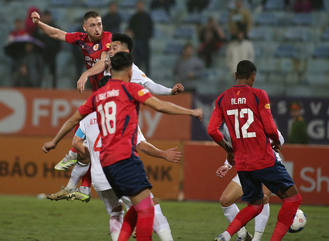 Hugo Gomes đánh đầu giúp CAHN thắng 2-1 nghẹt thở - Ảnh: Minh Tuấn 