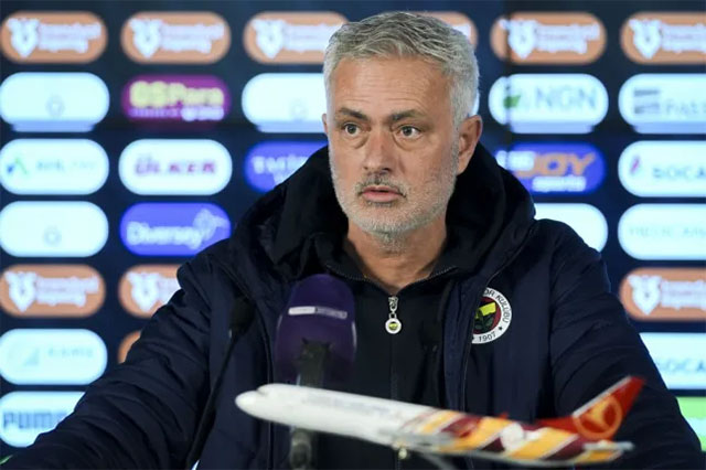 HLV Mourinho có phản ứng thái quá sau trận derby Istanbul