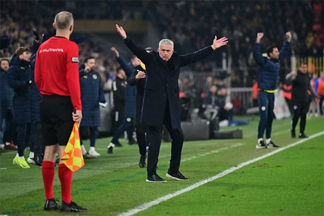 HLV Mourinho bị tố có hành vi không đúng mực