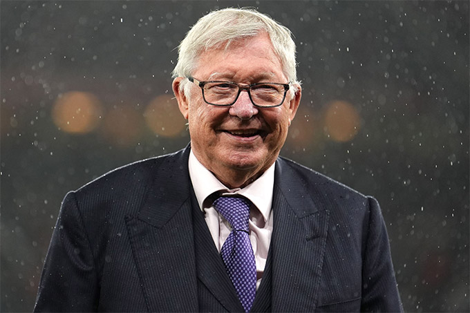  Sir Alex huyền thoại cũng bị cắt hợp đồng làm đại sứ của MU