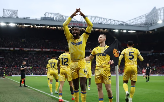 Cầu thủ Crystal Palace ăn mừng chiến thắng 2-0 trên sân Old Trafford