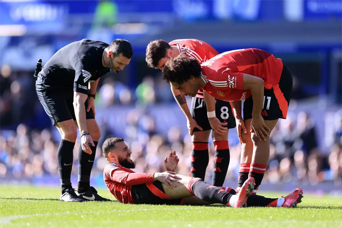 Mazraoui để ngỏ khả năng ra sân ở trận gặp Ipswich