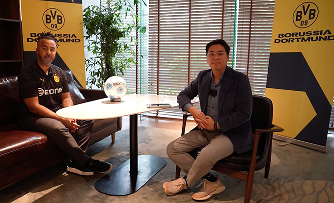 Phóng viên Bóng đá trò chuyện với cựu danh thủ Patrick Owomoyela của Dortmund 
