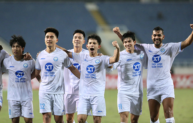 Nam Định củng cố ngôi đầu V.League - Ảnh: Minh Tuấn 