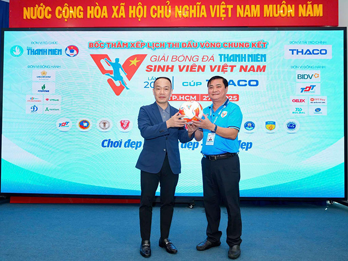 Ông Nguyễn Văn Phú - Tổng thư ký LĐBĐ Việt Nam dự lễ bốc thăm 