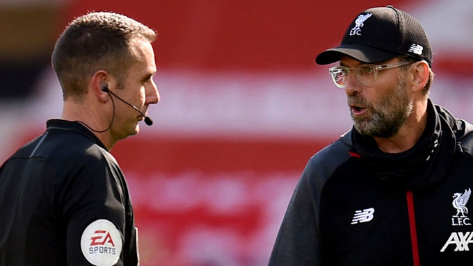 Trọng tài David Coote đã có những mâu thuẫn với HLV Klopp