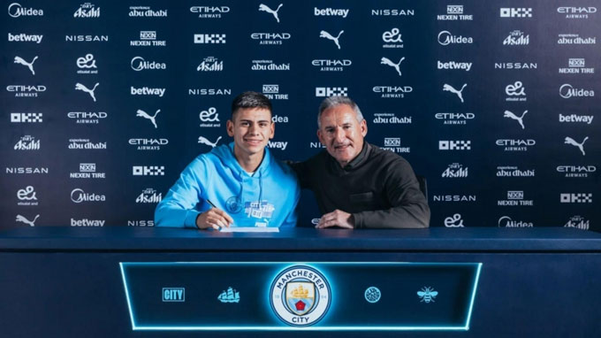 Echeverri (trái) chính thức ra mắt Man City và sẽ khoác áo từ mùa này