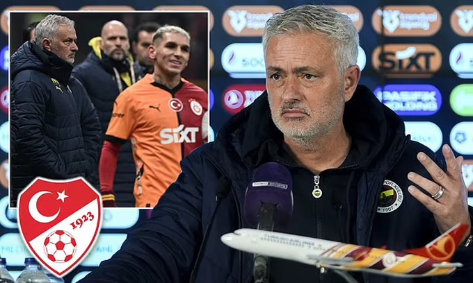 Mourinho có những phát biểu gây tranh cãi ở trận Fenerbahce vs Galatasaray