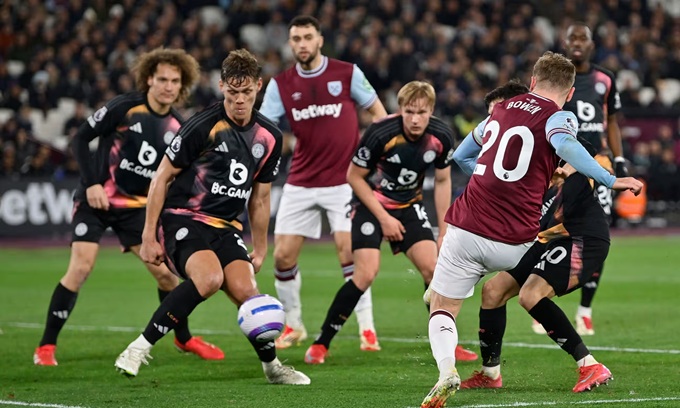 Jannik Vestergaard phản lưới nhà sau cú sút của Jarrod Bowen