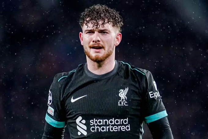 Elliott không có nhiều đất diễn ở Liverpool