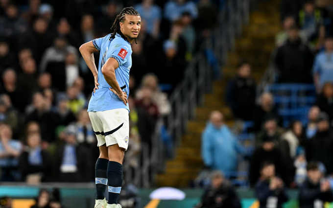 Ake chấn thương rời sân sớm ở trận thắng của Man City trước Plymouth