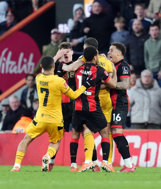 Cunha húc đầu vào đối thủ ở trận Wolves thua Bournemouth