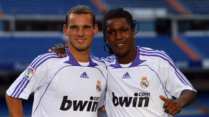 Drenthe (phải) trong ngày ra mắt Real bên cạnh đồng hương Sneijder