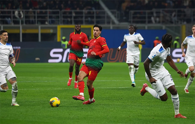 Thất bại trước Lazio khiến AC Milan rơi tự do xuống thứ 9 trên BXH