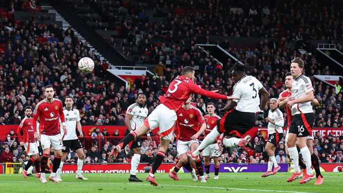 Bassey dễ dàng đánh đầu ghi bàn cho Fulham