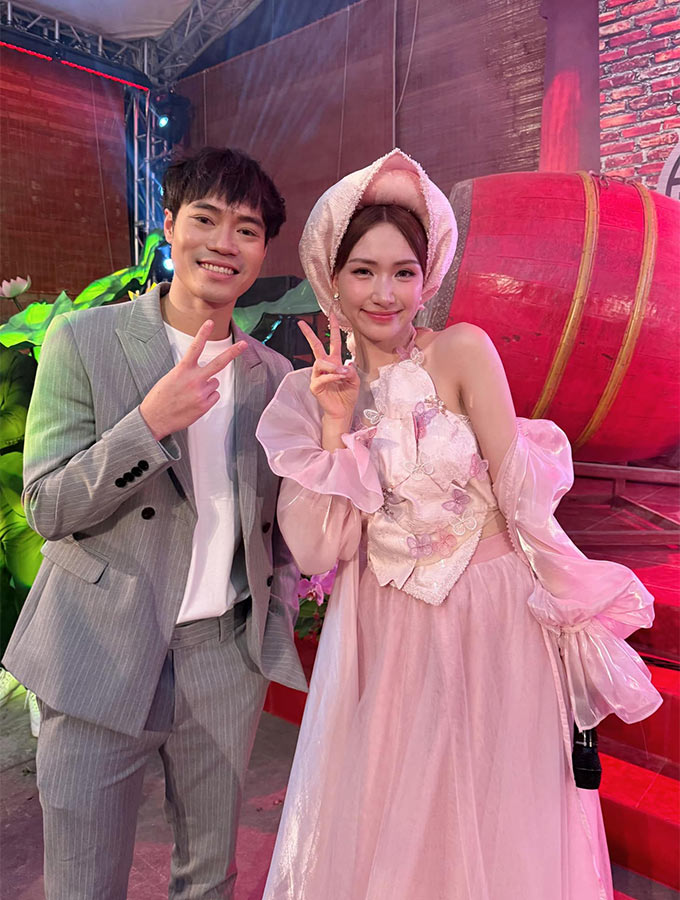 Văn Toàn và Hòa Minzy liên tục được "cư dân mạng" đẩy thuyền dù cả hai nhiều lần khẳng định chỉ là những người bạn thân thiết 