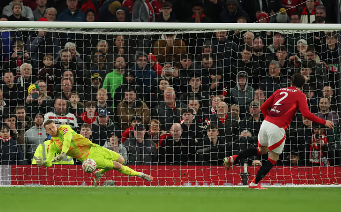 Lindelof đá hỏng ở quả luân lưu thứ 4 của MU