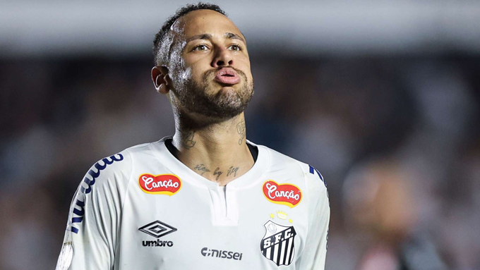 Neymar bị đau và phải rời sân ở những phút cuối