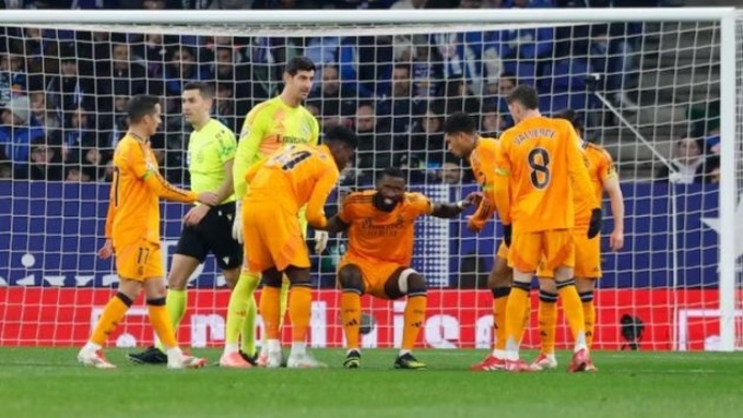 Hàng thủ cao lớn của Real Madrid khá mong manh trong những pha không chiến.