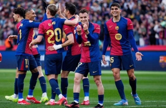 Dani Olmo ăn mừng bàn thắng cùng các cầu thủ Barca