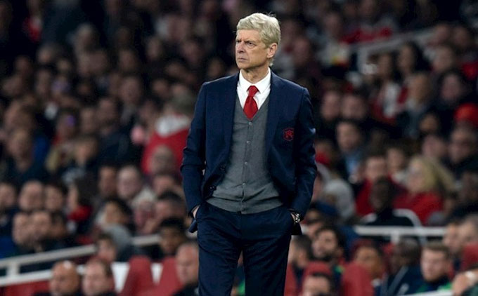  Wenger liên tục bị lăng mạ