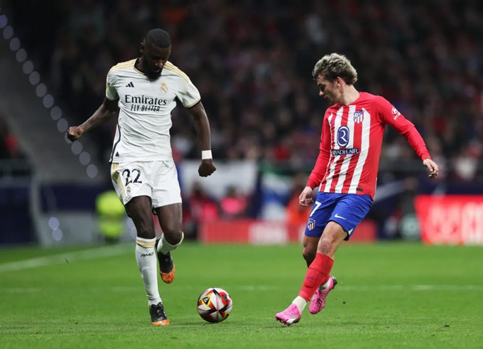 Rudiger đối đầu với Griezmann