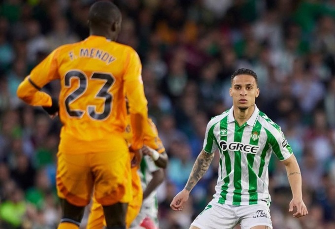 Hàng thủ của Real Madrid (áo vàng) tan hoang trong thất bại 1-2 trước Betis