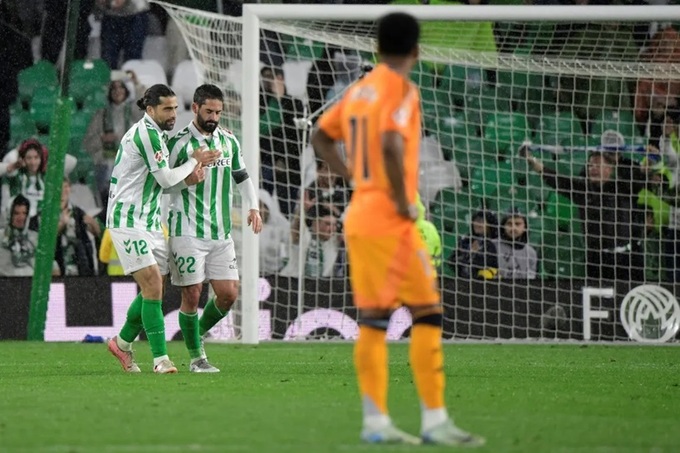 Tình trạng 'công làm, thủ phá' đang là vấn đề của Real Madrid (áo vàng)