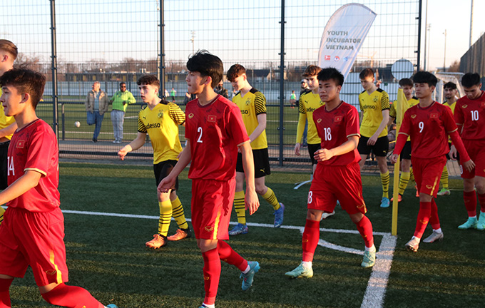 Đội U17 Việt Nam đá giao hữu với Dortmund tại Đức - Ảnh: VFF