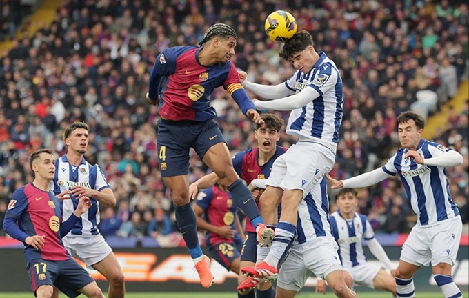 Ronald Araujo đánh đầu tung lưới Sociedad (4-0) từ một quả phạt góc