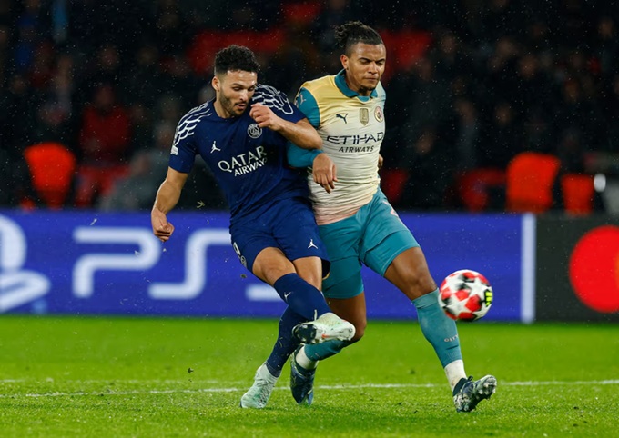 Goncalo Ramos tranh chấp với Manuel Akanji trong chiến thắng 4-2 của PSG trước Man City tại vòng phân hạng Champions League mùa này