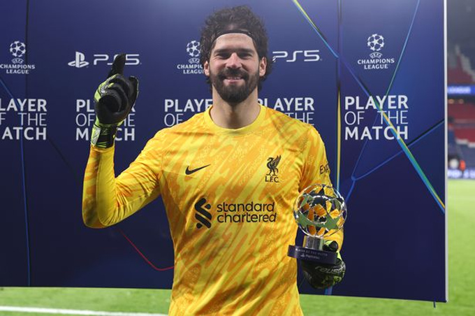 Alisson nhận giải cầu thủ xuất sắc nhất trận PSG vs Liverpool